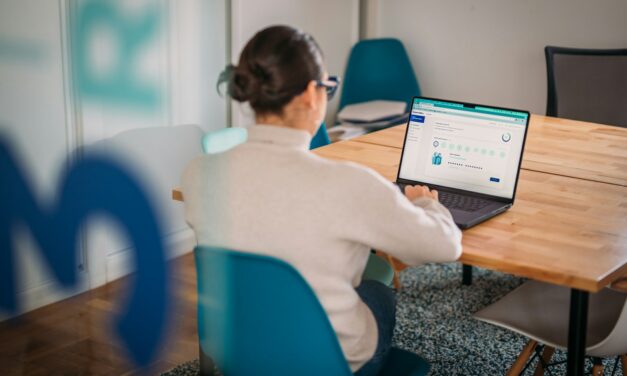 Pourquoi les industries misent sur les solutions SaaS combinant Helpdesk IT, GMAO et IA