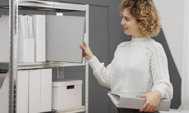 Organiser son espace de travail avec une étagère utilitaire