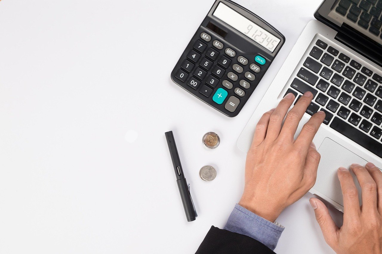 Comptable traitant des factures sur ordinateur, gestion de la facturation électronique