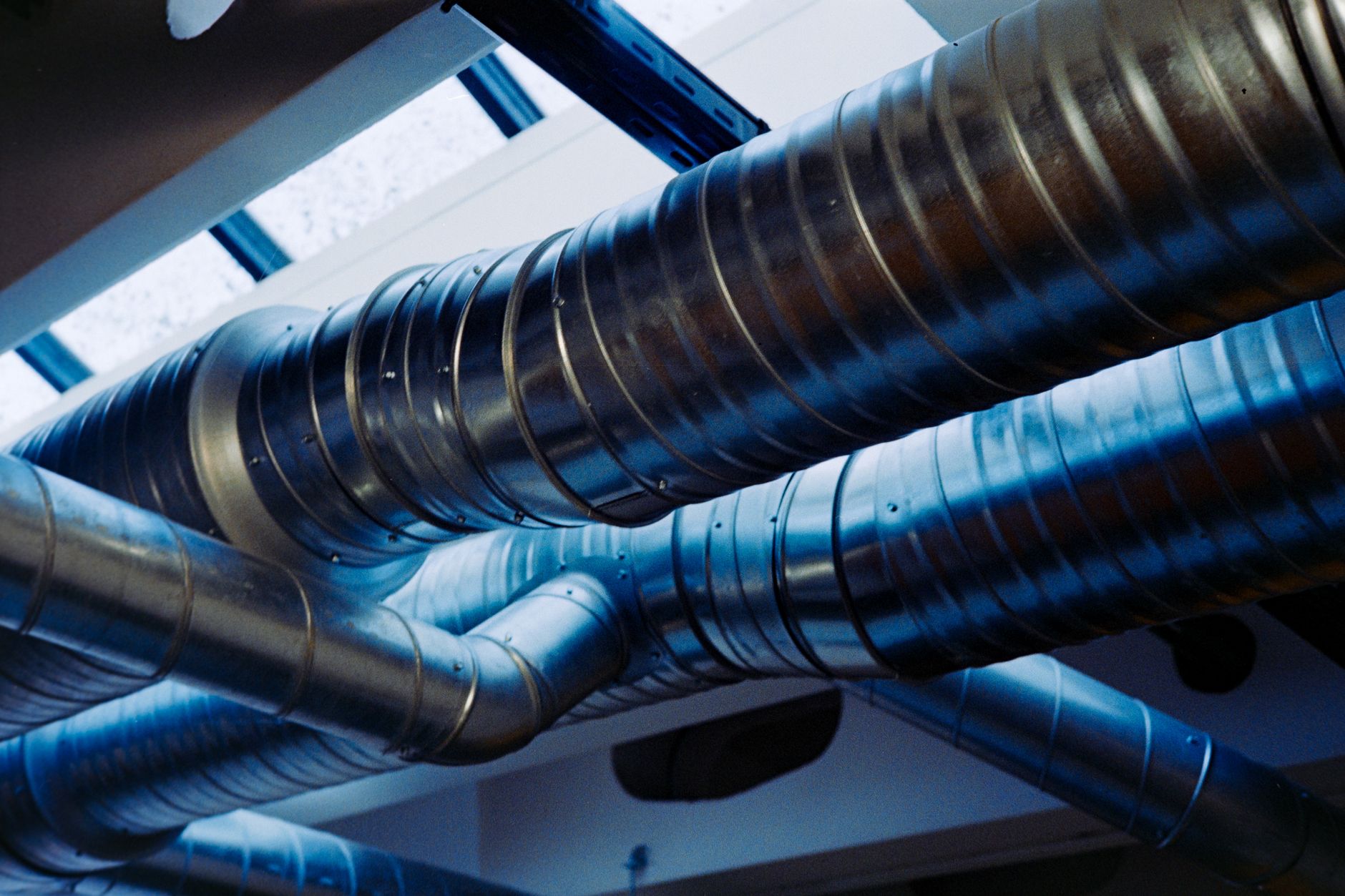 Réseau de ventilation et de dépoussiérage dans un atelier industriel